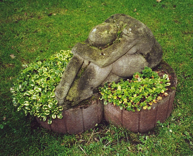 Eva Tamm, Trauernde Sandstein